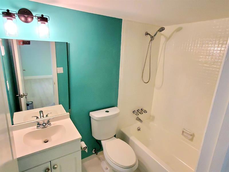 Image 21 of 27 For 1021 Mockingbird Ln  406