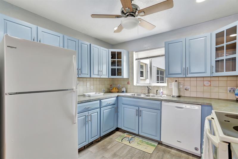 Image 7 of 15 For 999 Riverside Dr  3