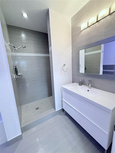 Image 21 of 42 For 805 Belmont Pl  805