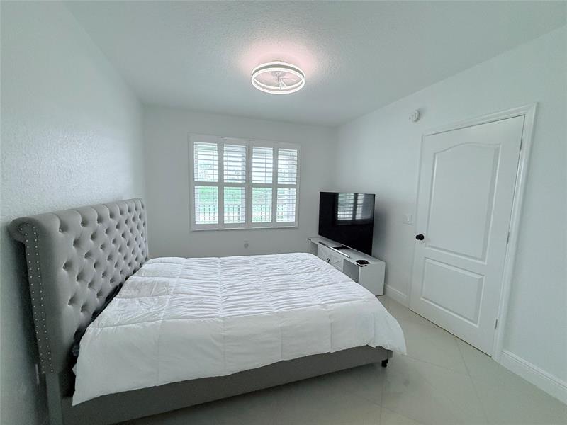 Image 23 of 42 For 805 Belmont Pl  805