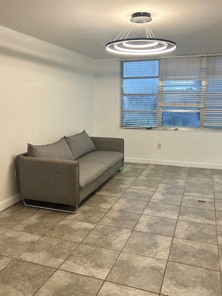 Image 3 of 11 For 2750 183rd St  1206