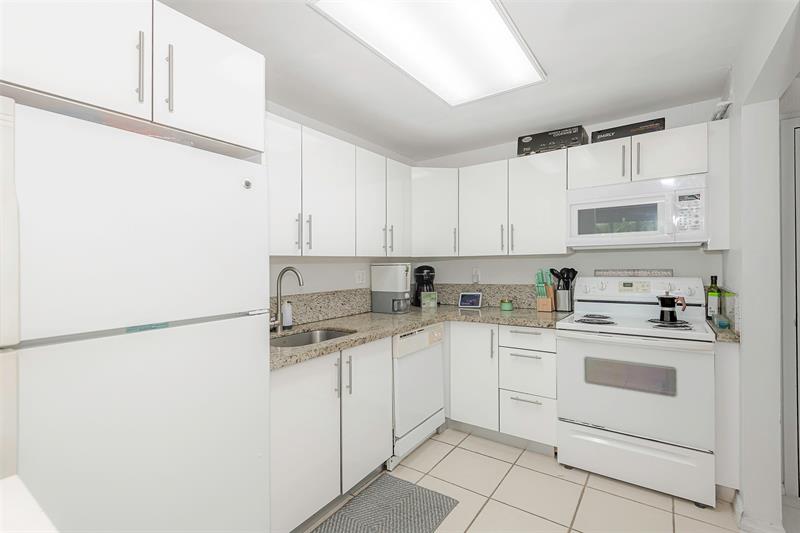 Image 10 of 23 For 100 Lakeview Dr  206