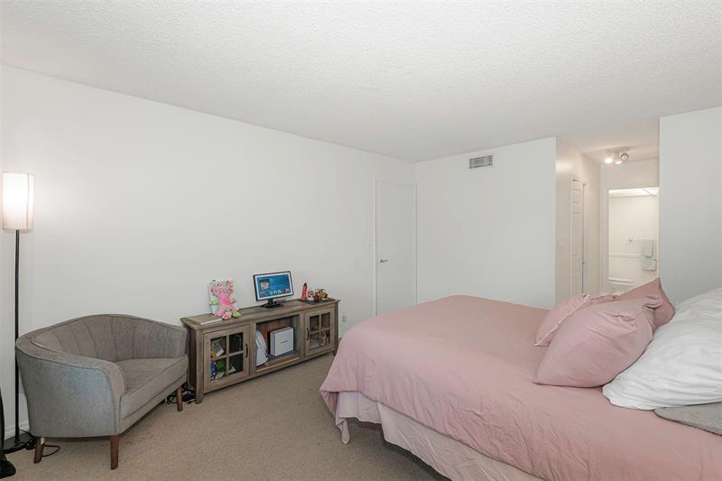 Image 17 of 23 For 100 Lakeview Dr  206