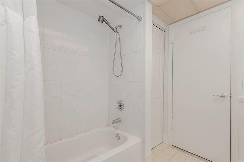 Image 21 of 23 For 100 Lakeview Dr  206