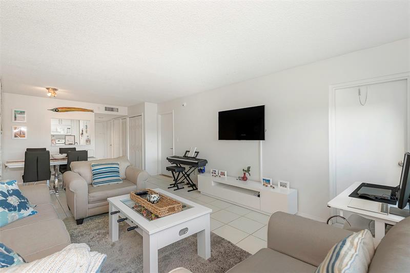 Image 6 of 23 For 100 Lakeview Dr  206