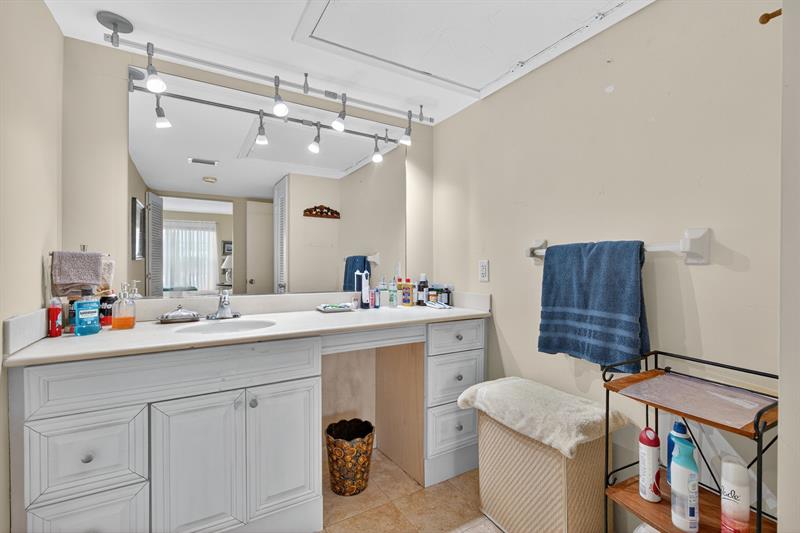 Image 18 of 22 For 5580 Tamberlane Cir  133