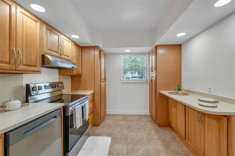 Image 75 of 78 For 2850 Forest Hills Blvd 105