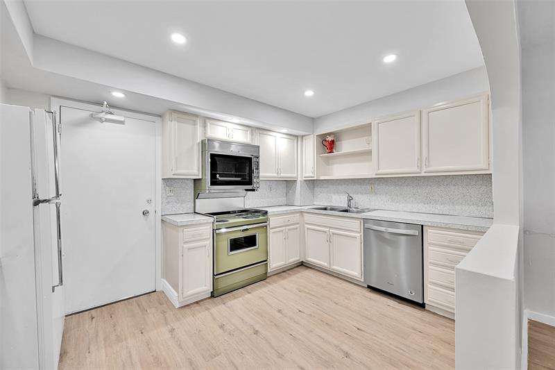 Image 14 of 31 For 3850 Galt Ocean Dr.  209