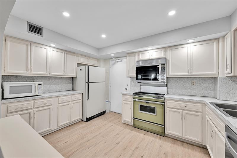 Image 15 of 31 For 3850 Galt Ocean Dr.  209