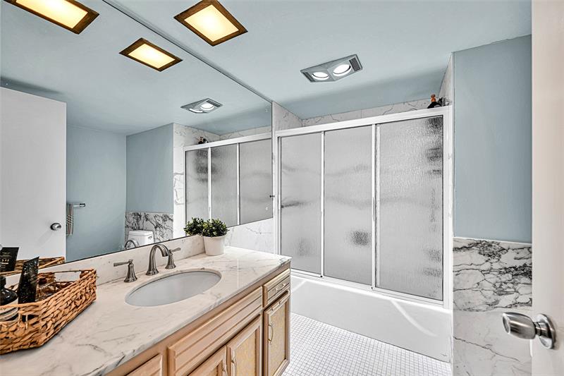 Image 18 of 31 For 3850 Galt Ocean Dr.  209
