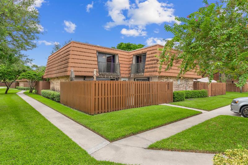 Image 2 of 20 For 4065 Wimbledon Dr