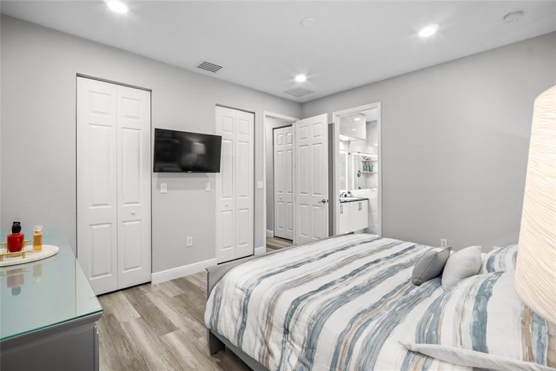 Image 19 of 35 For 6967 Julia Gardens Drive  6967