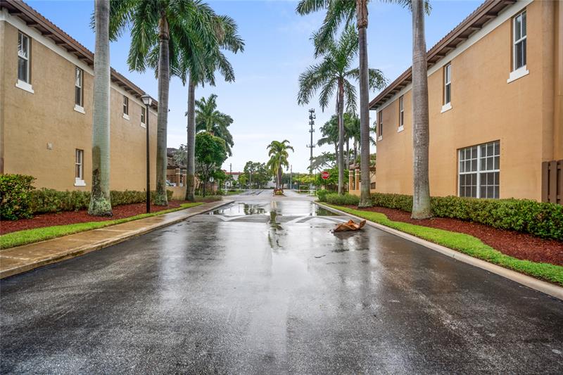Image 9 of 35 For 6967 Julia Gardens Drive  6967