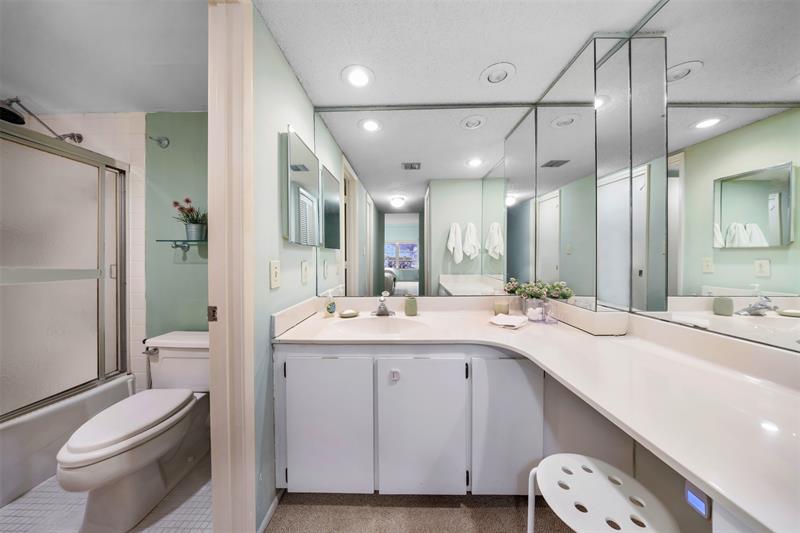 Image 8 of 13 For 4221 Palm Aire Dr  103