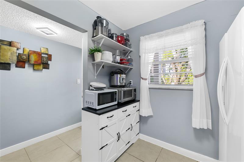 Image 10 of 23 For 471 Pine Island Rd  302d