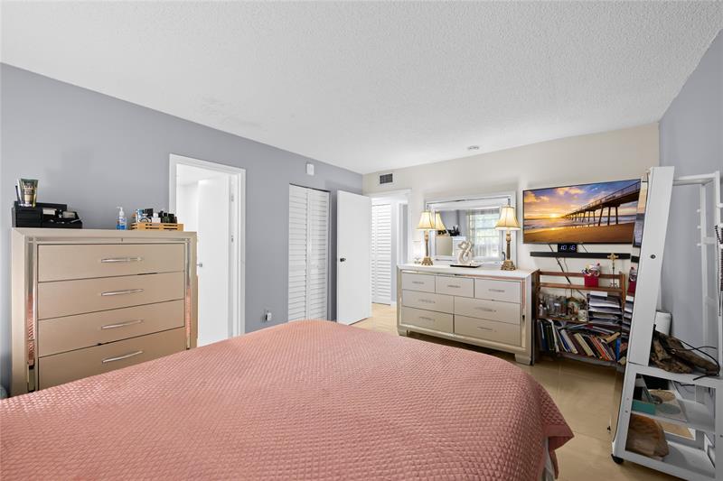 Image 14 of 23 For 471 Pine Island Rd  302d
