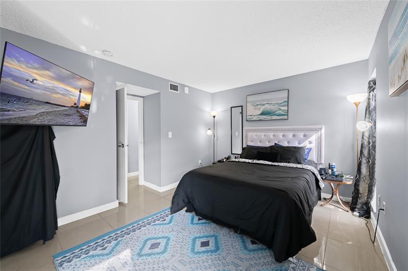 Image 16 of 23 For 471 Pine Island Rd  302d