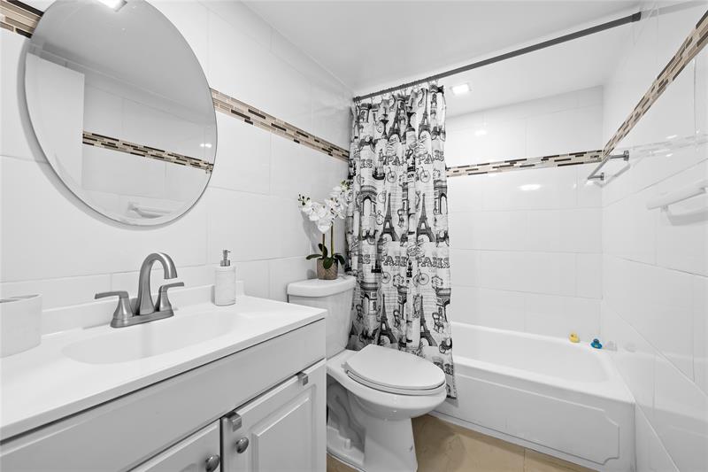 Image 17 of 23 For 471 Pine Island Rd  302d