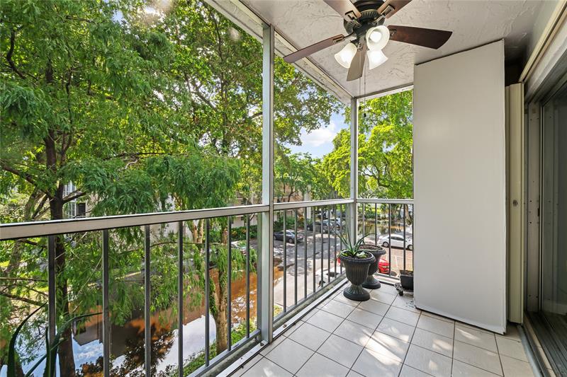 Image 19 of 23 For 471 Pine Island Rd  302d