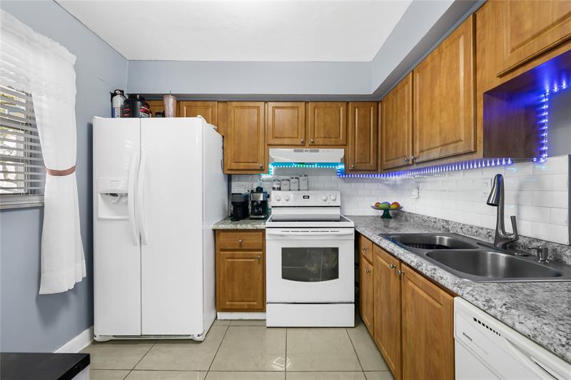 Image 8 of 23 For 471 Pine Island Rd  302d