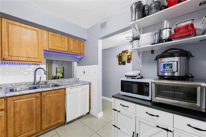 Image 9 of 23 For 471 Pine Island Rd  302d