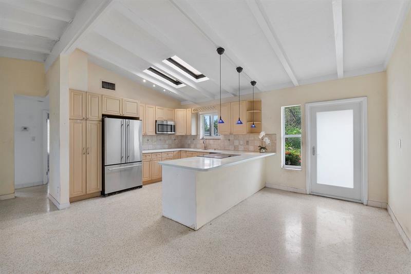 Image 11 of 30 For 725 17th Ct  