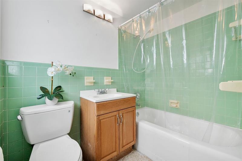 Image 17 of 30 For 725 17th Ct  