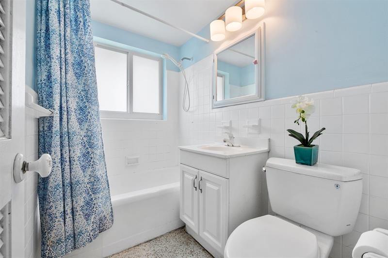 Image 20 of 30 For 725 17th Ct  
