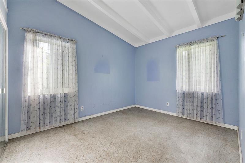 Image 21 of 30 For 725 17th Ct  