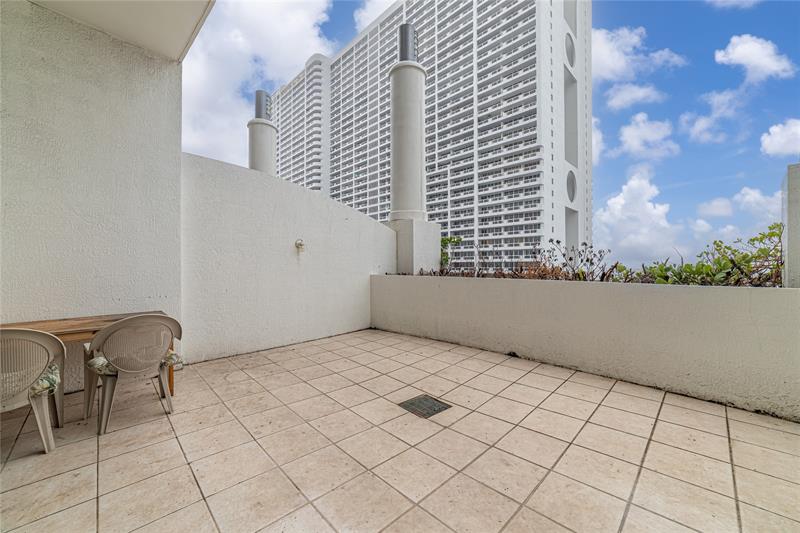 Image 4 of 18 For 1750 Bayshore Dr