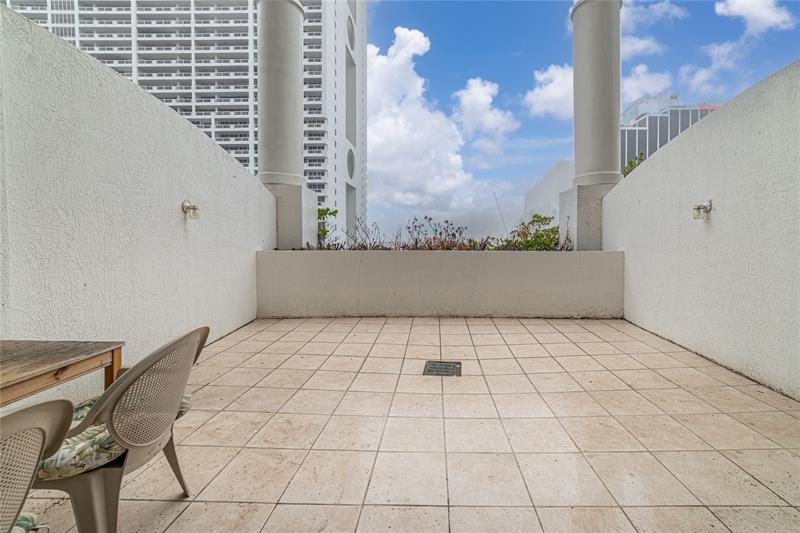 Image 5 of 18 For 1750 Bayshore Dr
