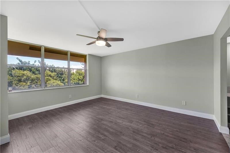 Image 22 of 28 For 7080 Environ Blvd  522