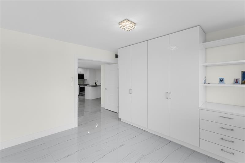 Image 23 of 35 For 3000 Holiday  606