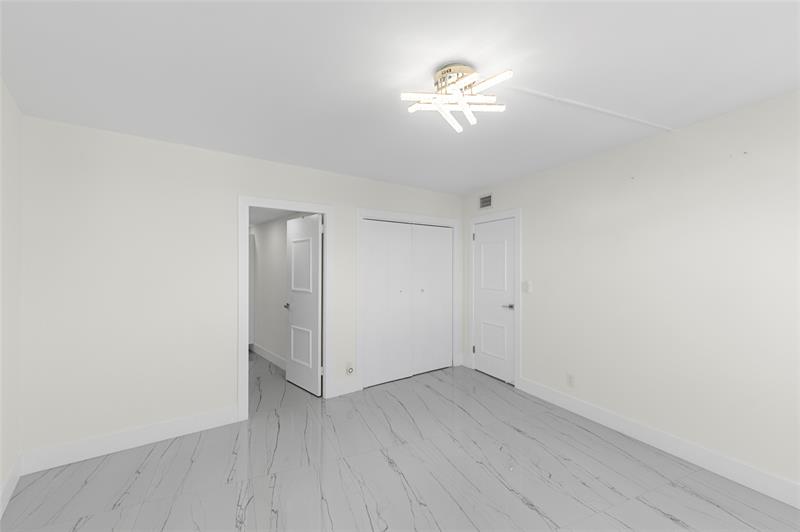 Image 29 of 35 For 3000 Holiday  606