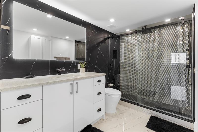 Image 30 of 35 For 3000 Holiday  606