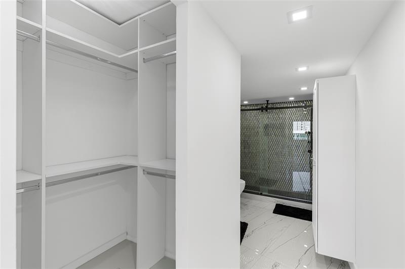 Image 32 of 35 For 3000 Holiday  606