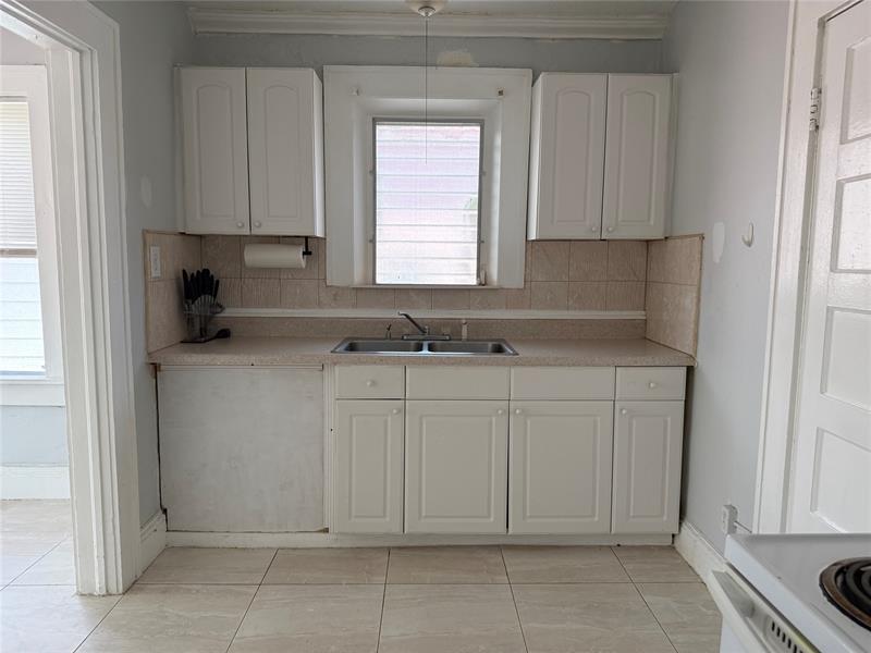 Image 4 of 7 For 1621 Van Buren St  8