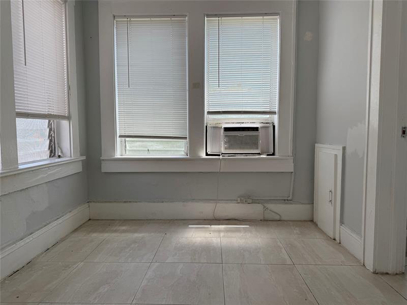 Image 6 of 7 For 1621 Van Buren St  8
