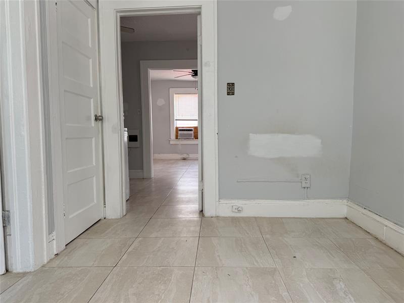 Image 7 of 7 For 1621 Van Buren St  8