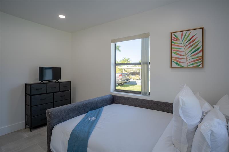 Image 16 of 40 For 400 26th Dr  