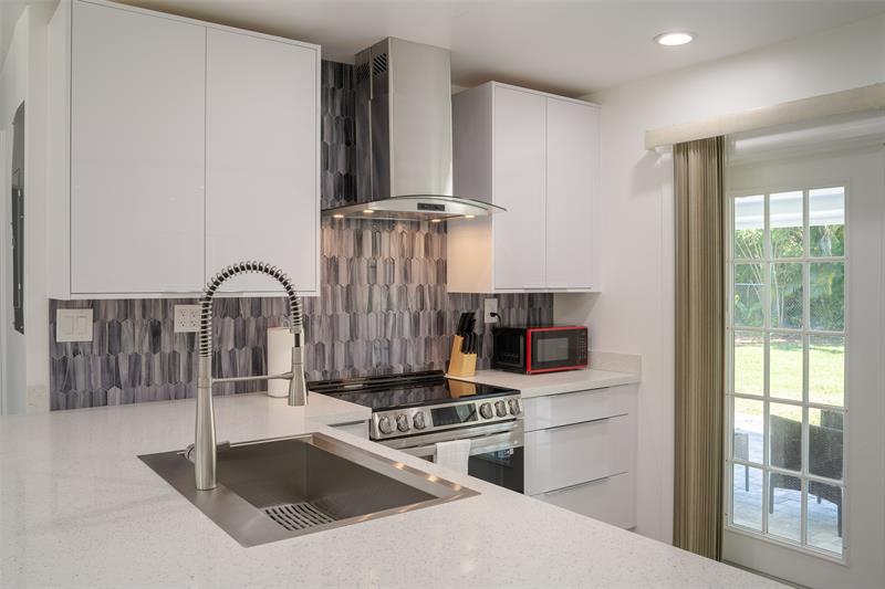 Image 6 of 40 For 400 26th Dr  