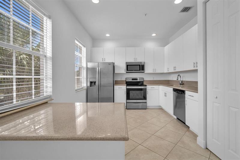 Image 10 of 27 For 6967 Lakeside Cir N  220