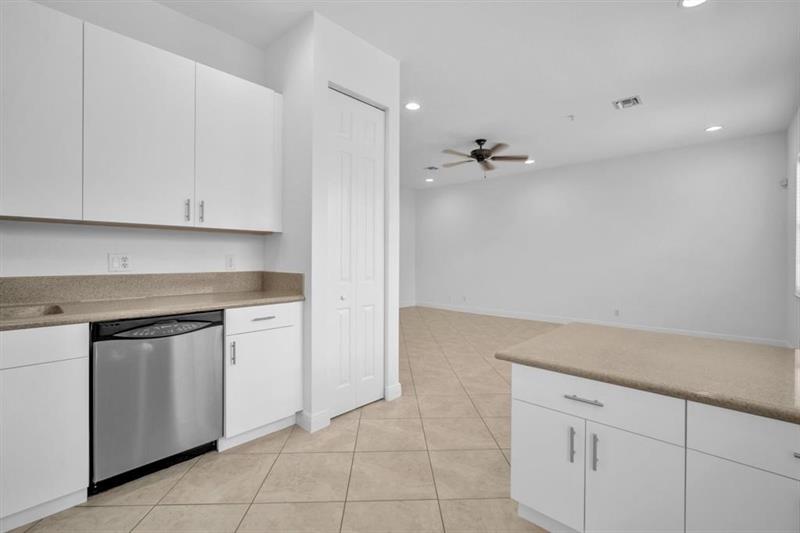 Image 13 of 27 For 6967 Lakeside Cir N  220