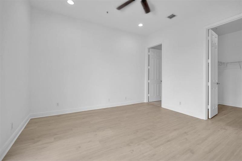 Image 19 of 27 For 6967 Lakeside Cir N  220