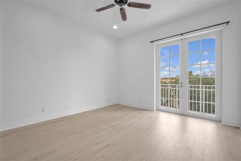 Image 21 of 27 For 6967 Lakeside Cir N  220