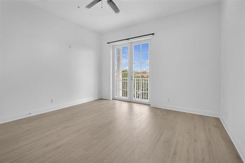 Image 22 of 27 For 6967 Lakeside Cir N  220