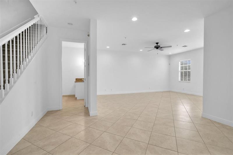 Image 5 of 27 For 6967 Lakeside Cir N  220