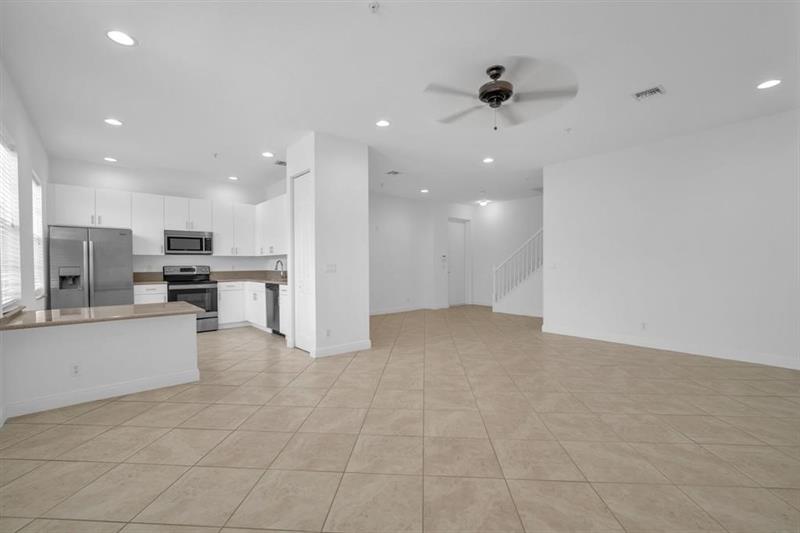 Image 7 of 27 For 6967 Lakeside Cir N  220