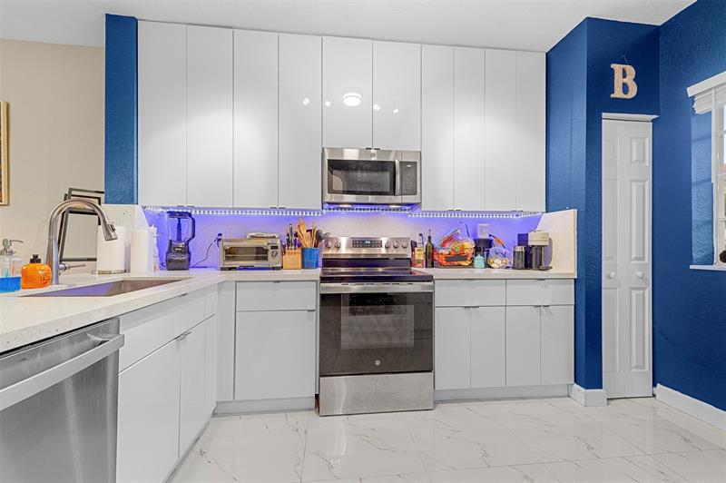 Image 4 of 19 For 5921 Riverside Ave