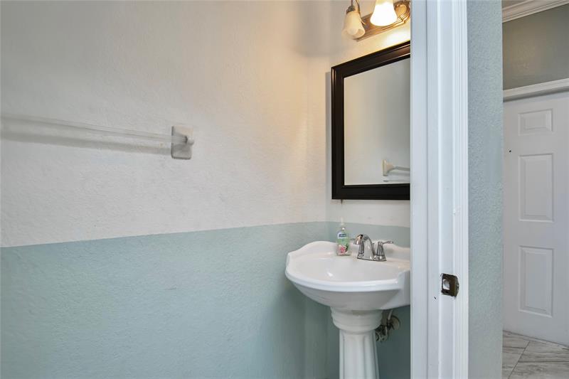 Image 14 of 31 For 8805 Isles Cir
